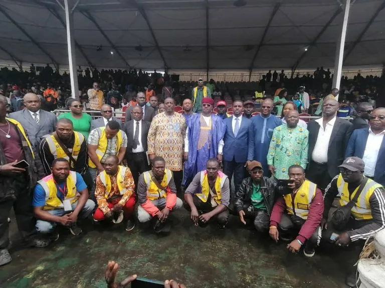 Professionnalisation du transport par moto-taxi à Douala: La CUD remet des chasubles et badges à identifiant unique à 3150 Mototaximen
