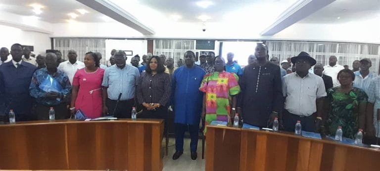 Douala : la Communauté Urbaine de Douala veut règlementer et améliorer l’activité de transport urbain par taxi et minibus.