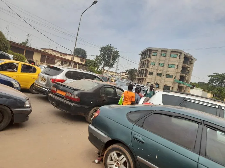 Circulation à Yaoundé : Des policiers déployés dans les carrefours pour freiner l’allure des embouteillages qui s’invitent aux fêtes de fin d’année