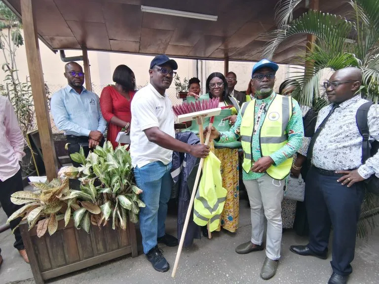 Douala : Le Port Autonome de Douala fait un don des équipements de protection individuelle et des matériels de propreté à la CUD