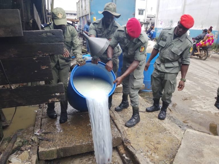 La gendarmerie nationale démantèle un laboratoire de fabrication de faux vin de palme à Douala