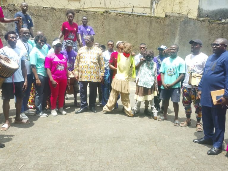 Des enfants en situation de rue démontrent leur savoir-faire artistique et culturel à Douala