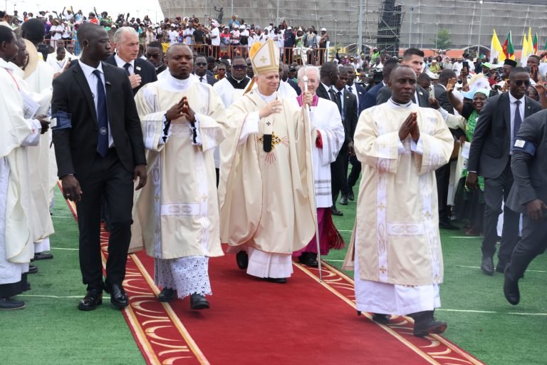 Le Pape Léon XIV au Stade de Japoma : Un plaidoyer pour la justice sociale et l’enracinement des jeunes